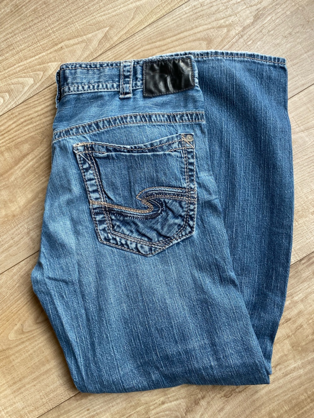 Silver Jeans Men's Medium Blue Relaxed Denim with Signature Back Pocket